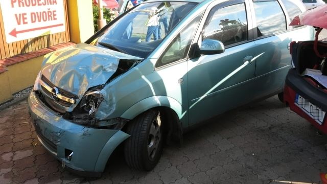Řidič dostal silný záchvat kašle a naboural zaparkovaná auta